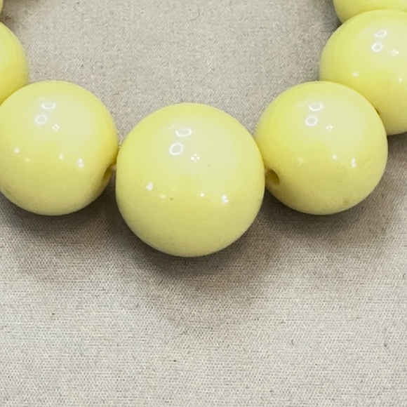 Buttery Yellow, Round, Tagua Nut Graduating Bead Stretchy Bracelet - Vintage - Picture 6 of 13
